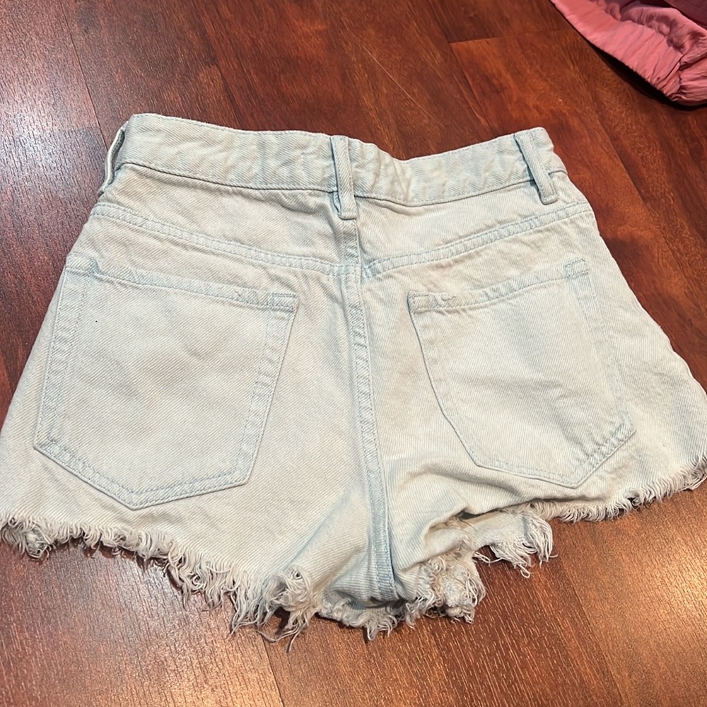 size 24 light denim PacSun jeans shorts. high waisted and in great condition - Picture 2 of 4